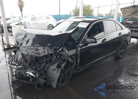 2011 Mercedes-Benz C 300 Luxury/Sport z USA, uszkodzony, nr VIN WDDGF5EB3BA510155